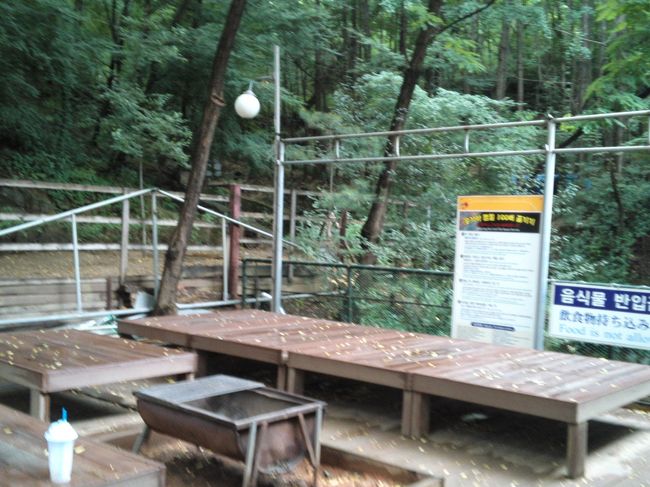 昨夜から大雨のスプソクハンバンランド。<br />屋外の休憩所は雨に濡れて使えません。