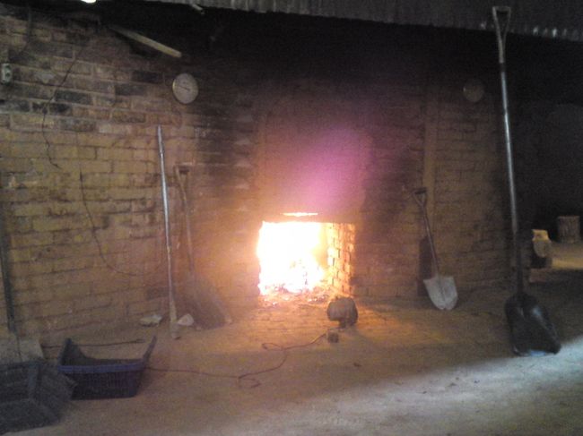 ごはんを食べている間に、昨日から燃やしていた部屋が少し開いていました。<br />まだ木が残っています。<br />今日中に開くかな。