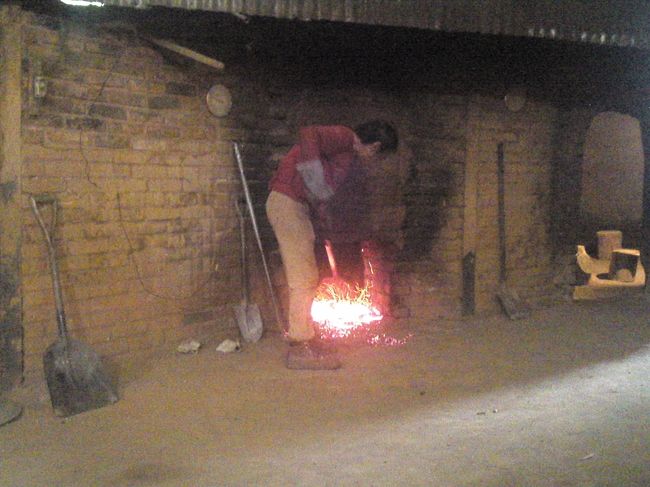 あっ！炭を掻き出してる！