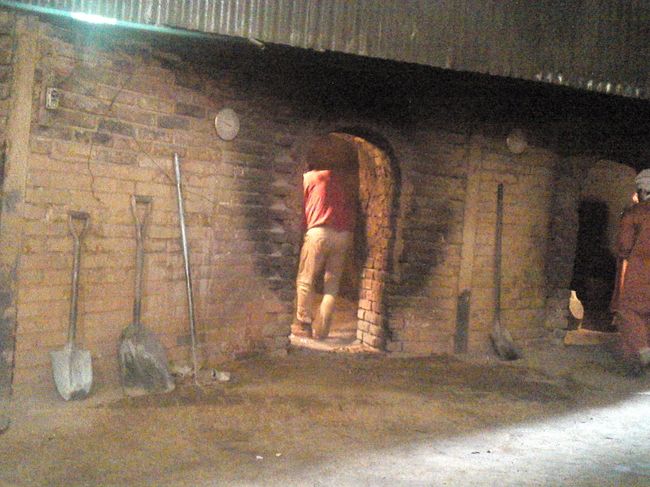 レンガもガンガン崩して片づけます。<br />入口が開きました。