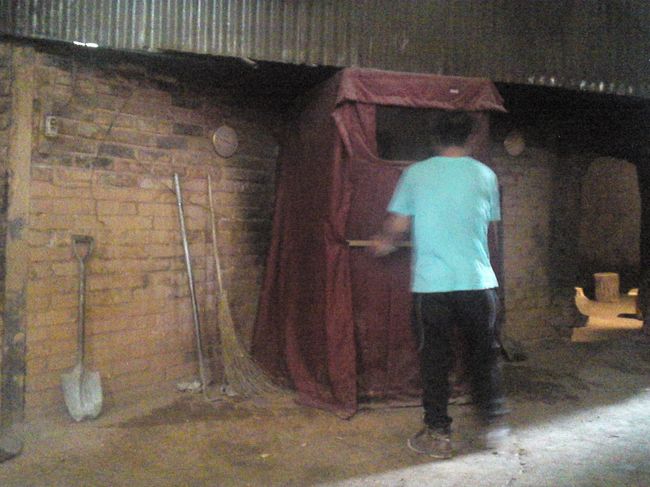 エンジ色の布を被った出入口をつけて、