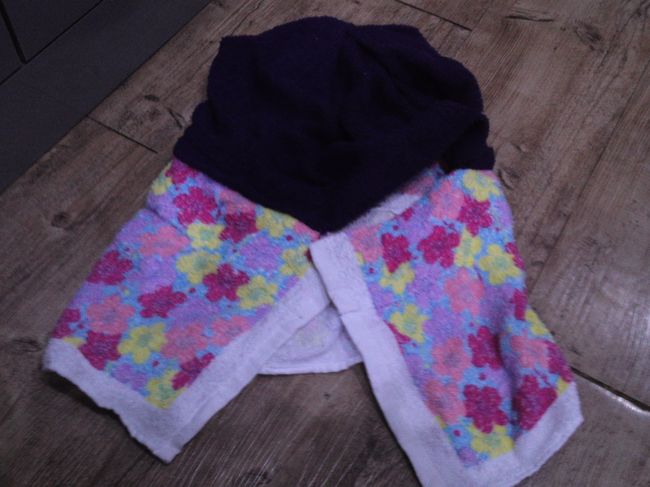 お手製炭窯入浴用帽子。<br />前回来た時に売店でこのような帽子が10000wで売っていたので、よく見せてもらい、日本に帰ってから100均で材料を買って自分で作ってみました。<br />ぶかぶかで不格好ですが、気は心。<br />炭窯愛です。