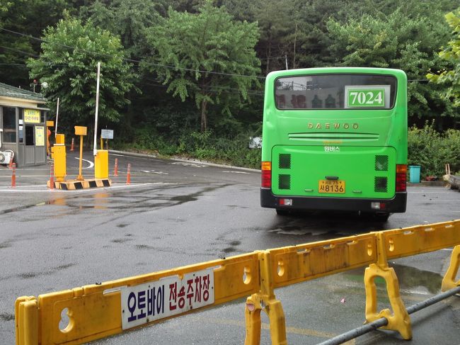 20時間滞在して、大満足です。<br />帰りのバスは大体ここで待機しているのがソウル駅行きのよう。<br />運転手さんが次に来るバスが新村行きだよ、と教えてくれます。<br />次に来たバスに乗り込もうをしたら、違うよ！それもソウル駅行き！とわざわざ降りて教えに来てくれました。<br />3台目に来たバスに向かってこれこれ！乗って！っと遠くからジェスチャー。<br />大声で、ありがとうございます！と手を振ってスプソクを後にしました。