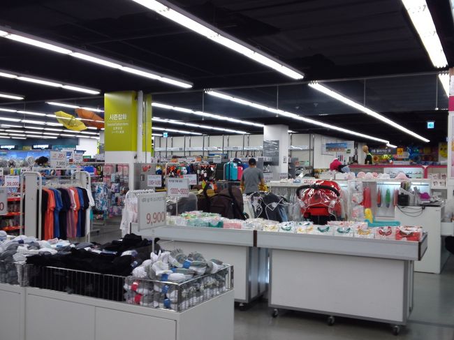 1階は衣類や家電。