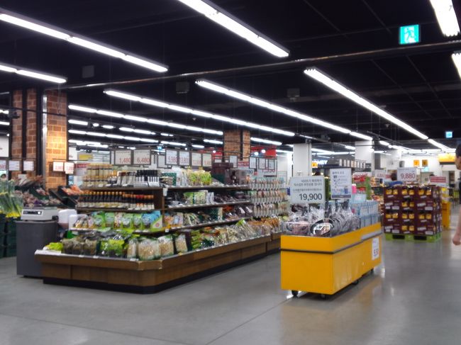 売り場は広くないですが、主要なものは揃っている感じ。<br />通路が広くて見やすいです。