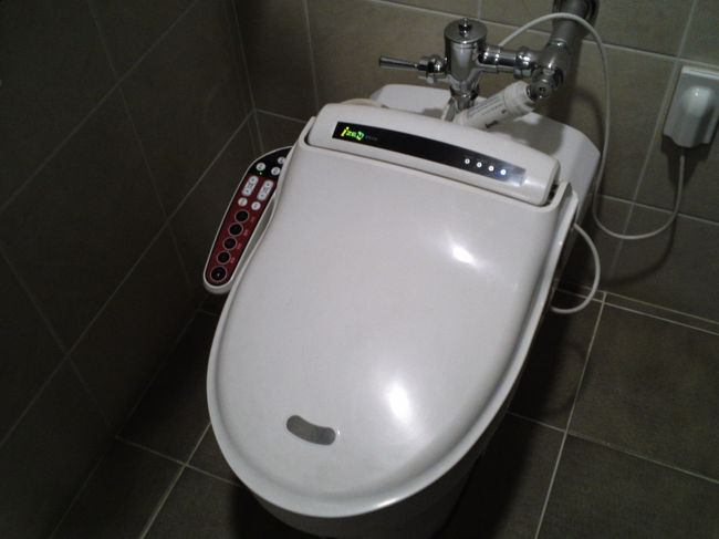 会計を済ませおトイレに行くと、韓国に珍しくウォシュレット！<br />新しいお店だからでしょうか。<br />ウォシュレット好きのわたしの中で、このお店は超優良店になりました。<br />ポイントカード作ろうかな。