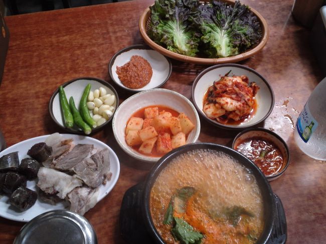 会社帰りの方で賑わう19時過ぎに来てしまったので、席がないみたい。入りづらいです。<br />お店のアジュンマに、ひとりなんですけどいいですか？と訊くと、食事するの？っと迷惑そうに言われてたじろぎます。<br />それでも、おかずが並べてあったテーブルを開けてくれました。<br />すぐにスンデクッ定食6000wが出てきます。