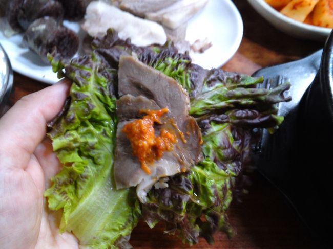 サービスのおかずの量が半端ないです。<br />おいしい…<br />アジュンマちょっと怖かったけど、座らせてもらってよかったです。