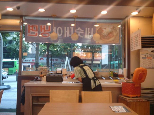 最終日朝。<br />13時10分の飛行機ですが、前回の教訓で早く空港に到着しようと思います。<br />早朝のキンパッ天国で朝ごはんを買います。<br />わたしのチージュキンパッを作ってくれる背中。<br />よろしくお願いします。