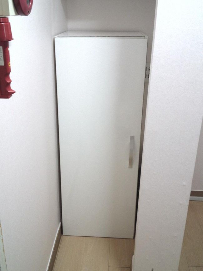 柱の陰に細長い洋服かけ。<br />ハンガーは3つ。