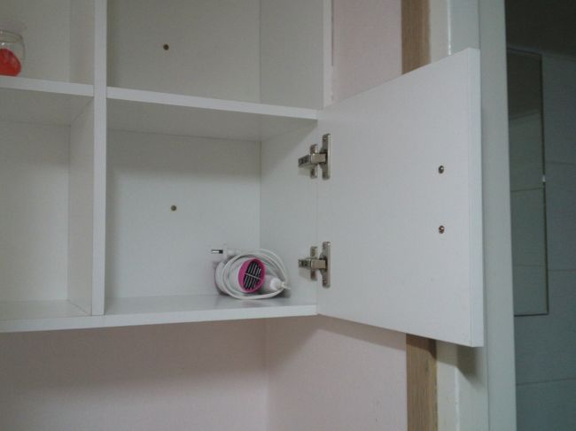 その上の棚にはドライヤーがありました。<br />収納がたくさんあるので、持ってきた洋服や小物はスーツケースからすべて出すことができました。