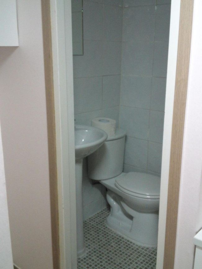 わたしが泊まったタイプの他に、<br />窓なし、シャワー＋トイレ付き｢二番タイプ｣23000w<br />窓あり、シャワー付き｢三番タイプ｣22000w<br />窓なし、シャワー付き｢四番タイプ｣21000w<br />があります。<br />部屋の形はちょっとずつ違うようです。