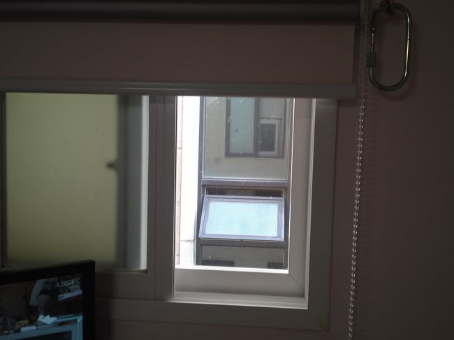 窓からの景色は、隣のモーテルの階段ビュー。<br />この階段がスタッフの休憩所らしく、アイスを食べていたり電話をしているのをよく見かけました。<br />ロールカーテンを開けっ放しにはできません。