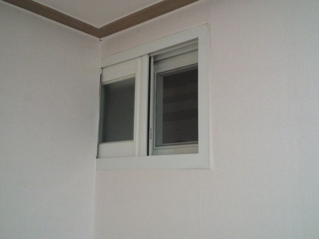 廊下側に窓。<br />この窓に明かりが映るので、在室かどうかわかります。<br />空調は集中管理のため、止めることはできますがつけることはできません。<br />オートエアコンのようで、バチン！といってクーラーが入ったり止まったりします。<br />初日はムシムシする日でしたが、なかなかクーラーがつかず困りました。<br />窓がある部屋だったので開け閉めして何とかやり過ごしました。<br />隣のモーテルのスタッフの会話もよく聞こえます。