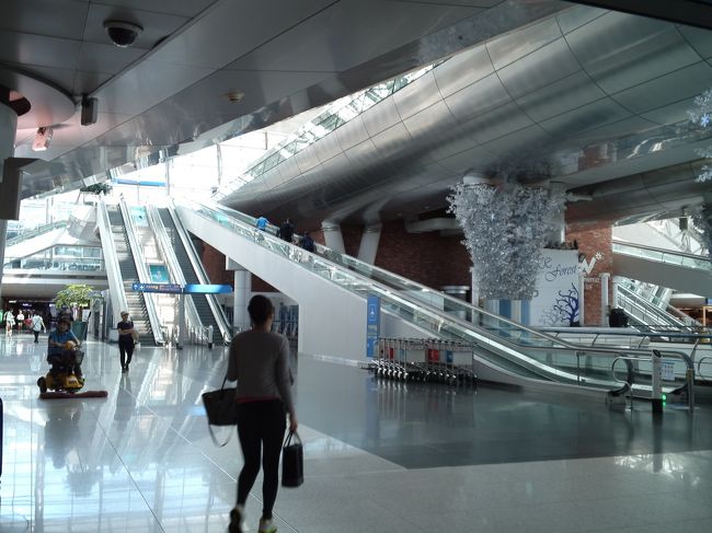 弘大入口駅で降り、正確な時間に来た空港鉄道に乗ります。<br />京義線が早く出発したおかげ(？)で、予定より早く空港に到着しました。