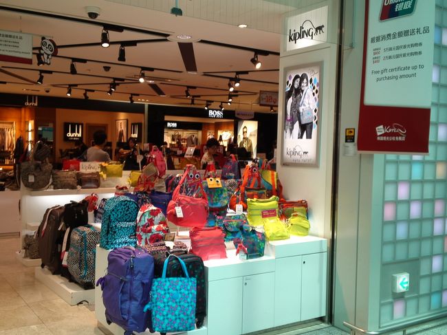 チェックインを済ませ、今回はガラガラのセキュリティーチェックを抜けました。<br />キプリングのバックが欲しかったので、免税店をあちこち探しました。