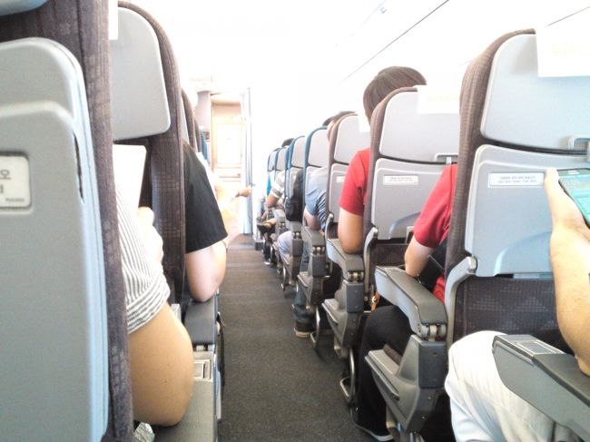 満席の機内は9割以上韓国人。<br />乗務員の方の接客も韓国語のみで、わたしにも韓国人用の入国カードを渡してくれます。<br />日本人なんですが…と言うと、ソーリー！と慌てて英語。<br />円安・ウォン高を感じます。