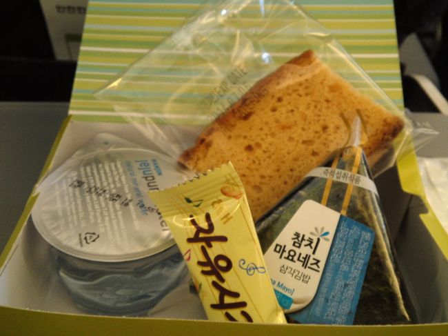 親子連れや友だち同士、胸にツアーバッチをつけた年配の方たち。<br />隣の席のカップルは｢ありがとうございます｣｢おいしいです｣と日本語の練習をしています。<br />いろいろ問題のある両国ですが、旅行先に日本、しかも北海道を選んでくれるんだと思うと、なんだかとてもうれしいです。<br />おいしいものいっぱい食べて、日本を楽しんでいってくださいね。<br />わたしもまた、近いうちに韓国にお邪魔します！