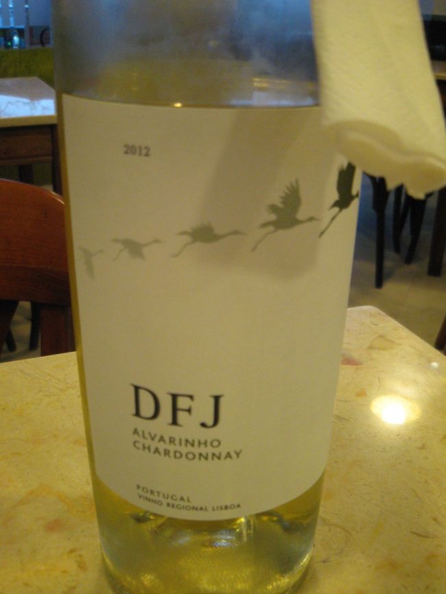 ワイン。グラスを頼んだら、説明しがてらボトルをそのまま置いていったので、ボトルを頼んだことになっているのではないかと、若干不安になる(そんなことは無かった)。リスボン近辺のワイン。