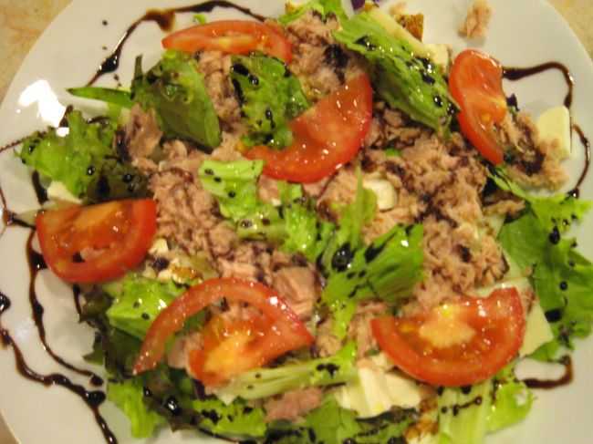 ポルトガル・ローカルメニューが多いな、と思って入ったのに、「もう色々終わっちゃってるのよー」と言われ、選択肢はサンドイッチとサラダしかなかった。まあ全般的に食べ過ぎだし、いいか。<br /><br />「Quatro ao Rato」というお店です。