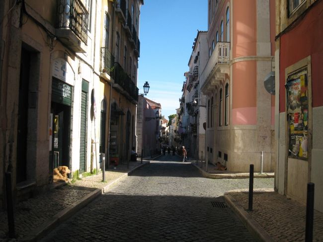 Rua da Rosaを下っていきます。ちょっと素敵なお店が並んでいると読んだもので･･･。うーん、そうかなあ。。正直言って、私にはBairro Altoの良さはあまり分からなかったです。昼間でさえ、なにかくたびれた感じの街で、歩いて気持ちがいいかというと･･･。夜になると違う魅力が現れるのだと思うのですが、夜遊びしないタイプなもので。<br /><br />Chiado側のお店もチェックして、帰ります。それなりに回ったから、あとはまたリスボンに戻ってきてからにしよう。