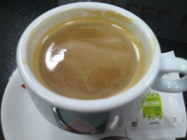 Evoraに着いて、少し待ち時間があるので、お茶。立ち飲みしていると、地元にすっぽり入りこんだ気分にさせられます。私は鉄道とバスだと、鉄道の旅が好きなのですが、Evoraのバスターミナルは駅から離れているので、乗換のことを考えるとバスにせざるを得なかったのよね。<br /><br />このバスターミナル、お手洗いは有償でした。