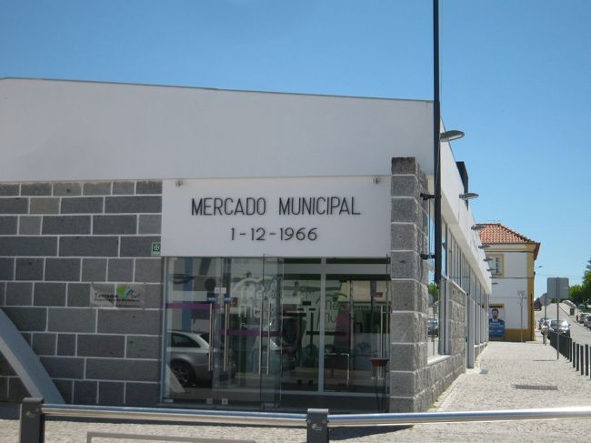 Reguengos de Monsaraz到着。バスターミナルにスーツケースを置かせてもらおうとしたけれど、虫が多く(ポルトガルでは時々こういう場所がありました。高級ブティックにもそういうパターンがあるのがナゾでした)断念。ずるずる引きずりながら、うろついて観光案内所発見(バスターミナルからすぐです)。「荷物預かってもらえますか」「んー、ゴメンネ」お薦めレストランと地図だけもらって、また移動。