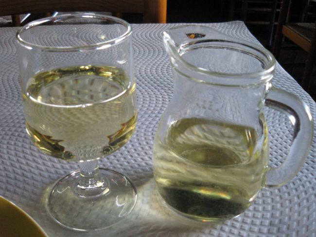 ワインをデキャンタで(グラスワインが無い)。