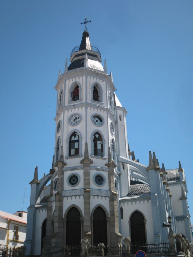 Reguengos de Monsarazは想像していたより大きな街です。Igreja Matriz de Santo Antonio(セント・アントニオ教会)はイスラムチックな雰囲気を感じましたが(教会でそう思うのはヘンですが)、ネオゴシック様式なんだそうです。<br /><br />ターミナルに戻って、バスを待ちます。と、「日本人の方ですか」と声をかけられました。彼女もMonsarazに行くところとか。日本人、どこにでも行くねえ。