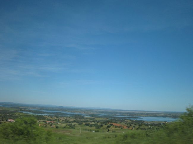 いくつもの小さい村をちょこまかと止まって、「あ、あの小高いところかな？」と思っていると、最後にグッと高度を上げます。広がる視界。そして、湖！こういう展開とは思っていなかったので、コーフンします。<br /><br />その驚きのまま、バスは終着駅へ。2人でキャーキャー言いながら、本日の宿へ向かいます。<br /><br />バスが城壁の外にしか止まらない、と読んで、結構大変なのかな、と思っていたけれど、そんなことは全く無かった。GoogleMapで見ても、田舎の距離感(特に高低差があるとき)は分かんないのよね〜。