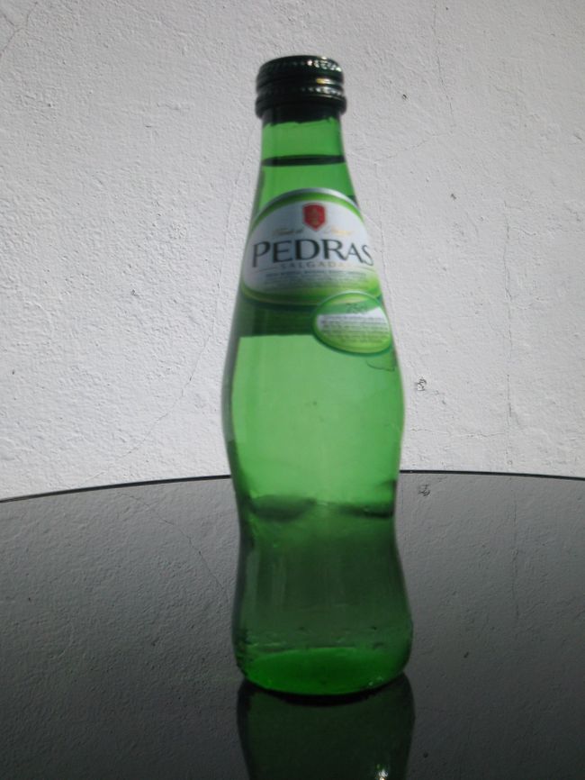 一息ついたら、散歩へ。暑い･･･。遮るものが無いからか、時間帯のせいか、昨日一昨日より、さらに強力･･･。水を買って、部屋に引き上げます。この街、いわゆるスーパーなるものがありません。4-5軒のお土産屋さんと1軒のワインシヨップ、6-7軒のレストラン、2軒の喫茶店だけです。この水は、喫茶店で買いました。何か欲しいときは、Reguengos de Monsarazまで行くしかないってことか。