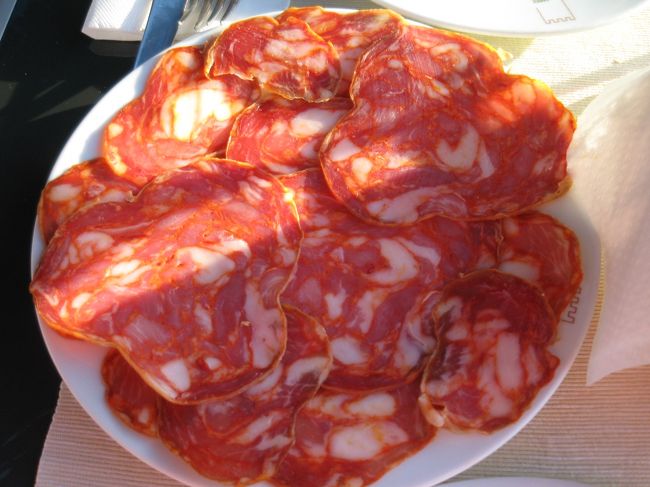 散歩の途中で、日本人の彼女と晩御飯の約束をし、7時にXarez集合。日の入りの時間を考えるともう少し遅くしたかったけれど、ラストオーダーなどを考慮すると、この時間にしろと言われる(確か。もう思い出せない)。テラス席最前列に陣取ります。<br /><br />サラミ的なもの。