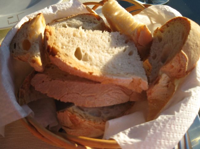 パン。<br /><br />お互い、久しぶりの日本語で旅の出来事を話しまくります。一人旅経験豊富で、ポルトガルには何回か来ているらしい。リスボンで行った場所を聞いていると、相当に旅の趣味がかぶっているような感じがしました。おそらくニュースソース(ガイドブック)も似たり寄ったりなのではないかと。