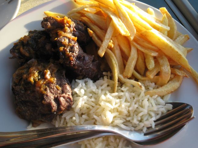 肉。見た目だけだと、昼のと酷似してるな･･･(こちらは柔らか煮込み、昼はローストなので、味は全然違う)。この米は美味しいな。