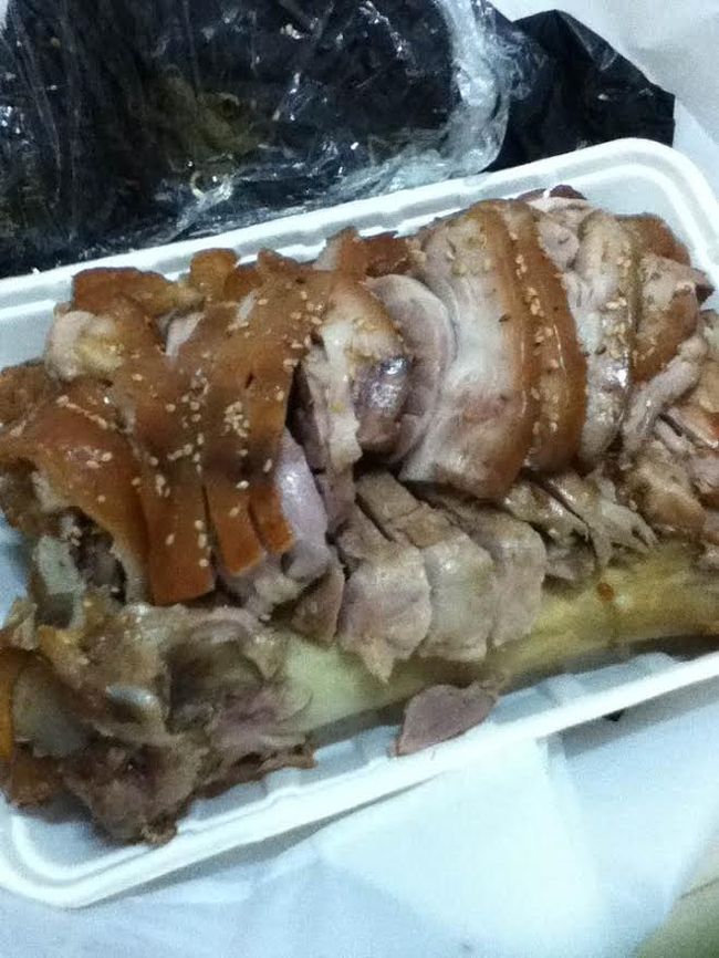 持って帰る途中、あまりの重たさに袋が手に食い込みます。<br />宿で量ってみたら3kgオーバー！<br />骨の付いたチョッパル、スンデの他、スンデクッがビニールいっぱいに入っていました。<br />重いはずです。<br />宿の方におすそ分けしたらとても喜んでくれました。<br />マッコリでいただきます。<br />今度はお店で友達と焼酎を飲みながらわいわい食べたいです。