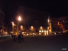 夜のシニョーリア広場は、びっくりするくらい静か。
 