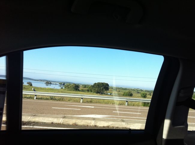 タクシーでRudondoへ。車窓から写真を撮ろうとするとおじちゃんが気を遣ってスピードを落とそうとするので、止める。だって、早く着いてほしいんですもの。ポルトガル語が分からないので、おじちゃんとはコミュニケーションが成立しない。途中おじちゃんは村を通過するたびに地名を教えてくれるようになった。復唱する私。発音を直される。以下、繰り返し。