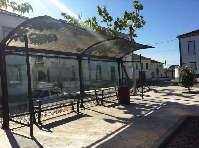 9時にRudondo着。途中、ガソリンスタンドでバスターミナルの位置を確認したおじちゃん、「ここにバスが来るからね。大丈夫？分かった？」「うん」大丈夫かなー、分かってんのかな、という顔をしつつ、おじちゃん帰ります。<br /><br />"バスターミナル"っていうか、"バス停"ですな･･･。時刻表も何も無いので、かなり不安にさせられるタイプ。