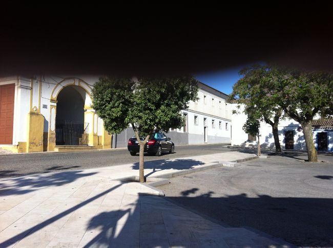 走り去るタクシー。そのあと移動していると、何故かおじちゃんが戻ってきて「バス停はあっちだよ！大丈夫？」「観光案内所に行きたいだけなのー」と、今は日本語でこんなやり取りだったよな、と思っていることを書いていますが、当然、おじちゃんが言いたいことは想像で、私の言いたいことはほぼおじちゃんに伝わっていない。やっぱり微妙に不安そうな顔をしながら、おじちゃんは戻っていきました･･･スミマセン。