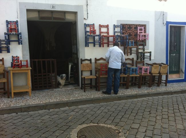 Rudondoに来たかったのは、どうせタクシーに乗らざるをえないのであれば、同じルートで戻るのももったいないな、というのが理由の一つ。もう一つの理由は、バスの待ち時間を利用して、窯元をいくつか見たかったから。しかし、30分かそこらでそんなことをしようとしているなんて、宿の主人に言ったら、本当にあきれられたことであろう･･･。自分でもアホらしいと思うものねー。<br /><br />観光案内所は10時からだったので荷物を預けられず、カフェで水を買って、「荷物ちょっと置かせてもらっていいかなあ」「いいよー」