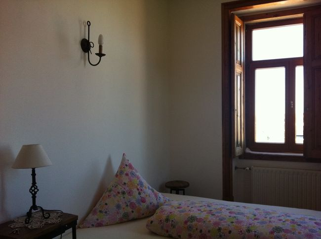 この宿、部屋は4つ。4階に2部屋。5階に2部屋。"town and river view"と"castle and garden view"があります。それぞれの部屋を見たわけではないので、何とも言えませんが、せっかくこの宿に泊まるのであれば、"town and river view"が、そして、4階でも高さとしてはバッチリなので、4階上がってさらに階段を使わなくてはいけない5階よりは4階の方がよいのでは･･･。今回、4階の"town and river view"(viewはもともとリクエストして確約)。ヤッター。