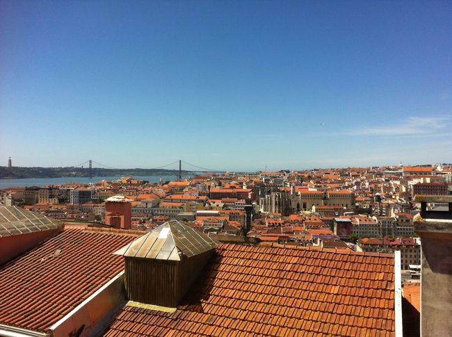 これが、部屋から見えるのです！！<br /><br />階段は、Tripavisorのレビュー通り、暗くてじめっとした感じで萎えます。しかし、登るの自体はキツくありません(荷物が無ければ)。スーパーのエレベーターが無かった場合には、坂を上がるのは相当きつそうでしたが、これが無くなった今、この風景のために階段登るのは相当価値があるのではないでしょうか。エレベーターを降りたら、街はすぐだしね。