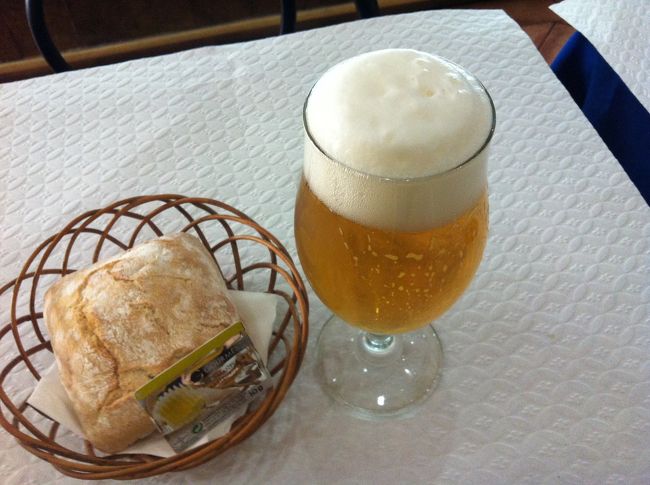 お腹ペコペコなので、とりあえずご飯へ。探すガッツがなかったので、地球の歩き方に載っていたCoisas Boasへ。典型的な観光客用の店で、各国語のメニュー、頼みやすいランチセット。ビールとパンとメインとデザートで10.99ユーロ。