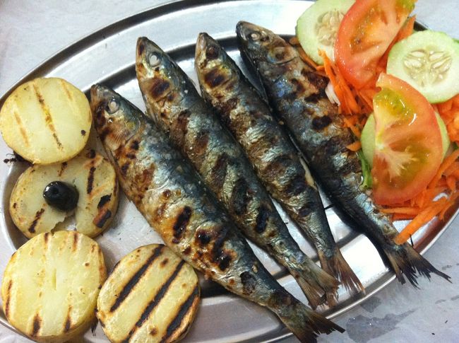 今日のお魚ランチ、お魚がイワシだったらいいんだけどなー。違う。でも、値段は同じものだったので、変えられる？とお願いしてみたらOKでした。聞いてみるもんだ。4尾も出てきた。半分でいいよ。ウマイ。