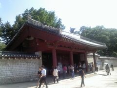 宗廟です。
土曜日以外はガイドツアーに参加しないと入れません。
ちょうど9:40の日本語ガイドツアーが始まる所でしたが、暑いのでスルーします。
