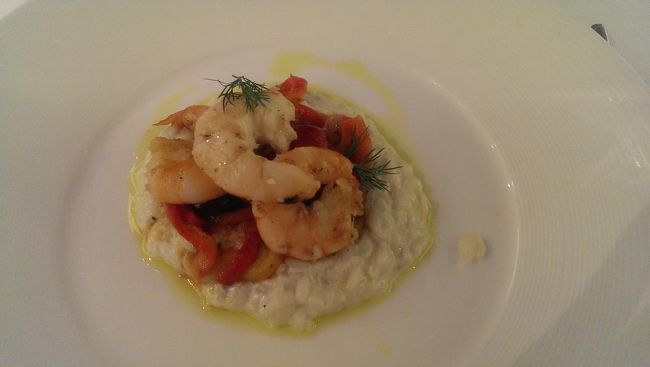 キャセイのラウンジ　ＴＨＥ　ＷＩＮG<br />南出国審査を抜けるとすぐにあります。ファーストとビジネスに分かれています。<br />ファーストは受付済ませるとまずシャンパンバーがあります。ダイニングはビュッフェのメニューとオーダーメニューがあり、ここの調理はあのペニンシュラホテルが担当しています。<br />私が選んだチーズリゾット。美味です。