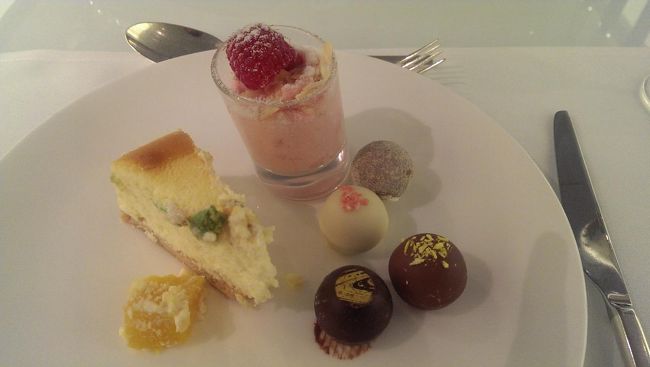 デザートには、ペニンシュラのチョコレートもありました。外のお店で購入すると１粒３００円はします。<br /><br />キャセイのラウンジにシャワーの他にバスタブ付きもあるとか。次回、検証してみたいです。