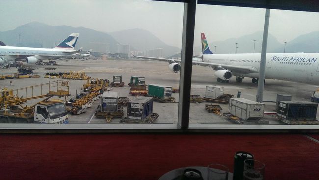 キャセイラウンジ　ＴＨＥ　ＣＡＢＩＮ<br />２３番ゲート付近にあります。入口は階一つ下がります。<br />デリコーナーでは、サンドイッチを作ってもらうことができます。しぼりたてのジュースコーナーもあります。<br />搭乗前に寛ぐことができます。<br />ラウンジからの眺めです。