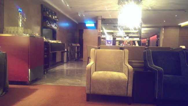 ＪＡＬ専用コーナー<br />ラウンジの一番奥にあります。<br />お寿司やそばなどの和食もありました。<br />他のコーナーも利用できます。麺類はその場で調理してくれます。<br /><br />他にワンワールドラウンジは、カンタス航空があるのですが、今回はちょうどクローズ時間で行くことができませんでした。残念！