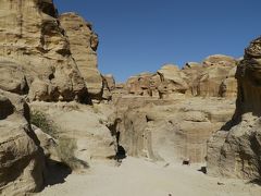 しばらく歩くと、なんとなく岩の隙間に道らしきものが。

これがシークの入り口になります。

